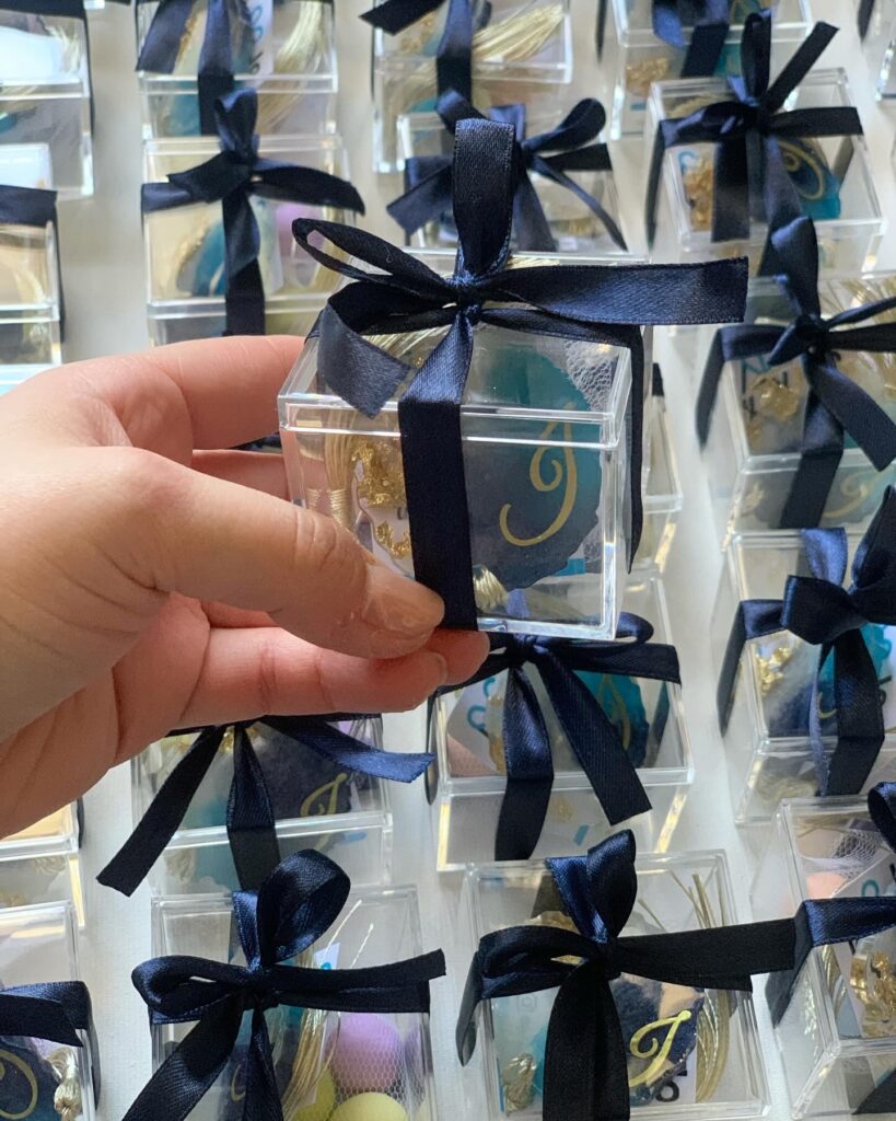 Χειροποίητη luxury μπομπονιέρα Jo.n.art σε plexiglass κουτί, με μαγνητάκι από υγρό γυαλί και navy κορδέλα.